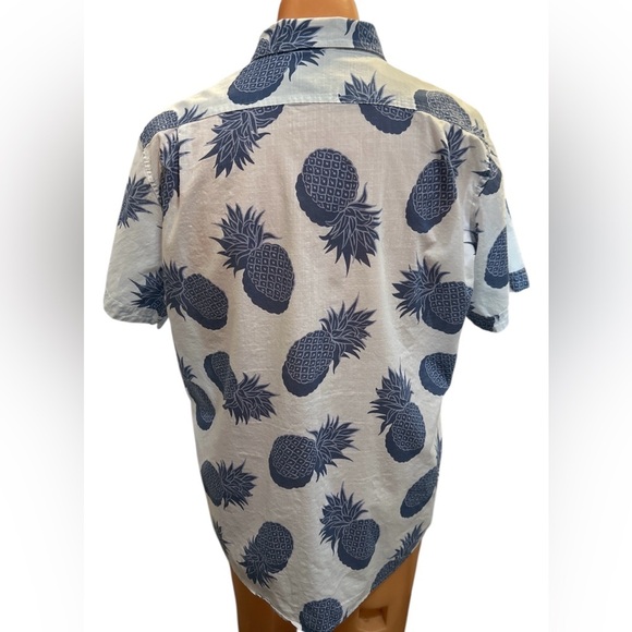 IZOD Saltwater Hawaiian Mens Size XL Shirt Relaxed Classics Blue Pineapple Print - Picture 3 of 10